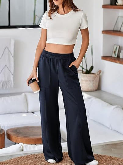 Loose sports pants for women with elastic waistband and practical side pockets Chic and Style