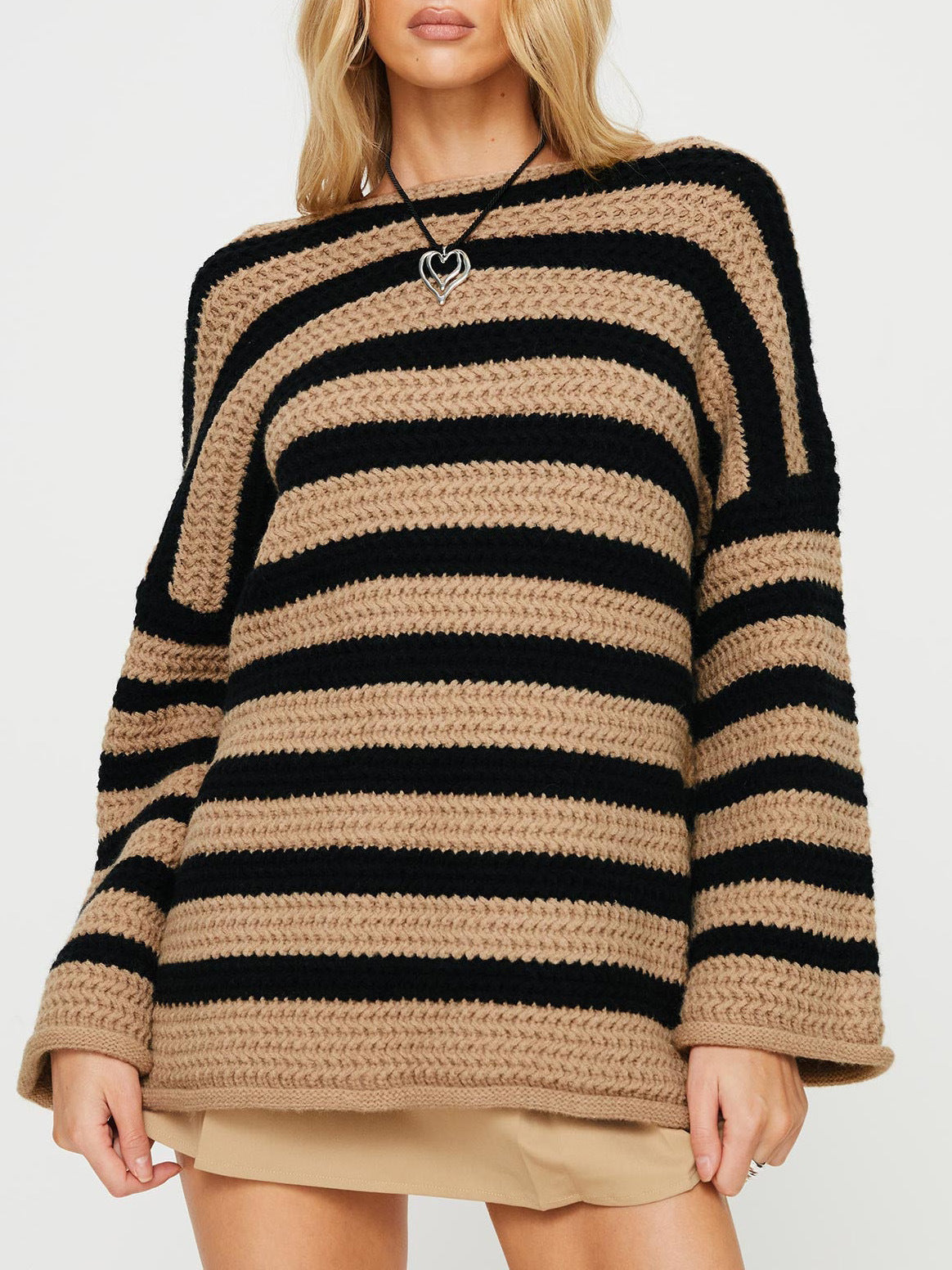 Pull over décontracté en crochet pour femmes avec des rayures modernes.