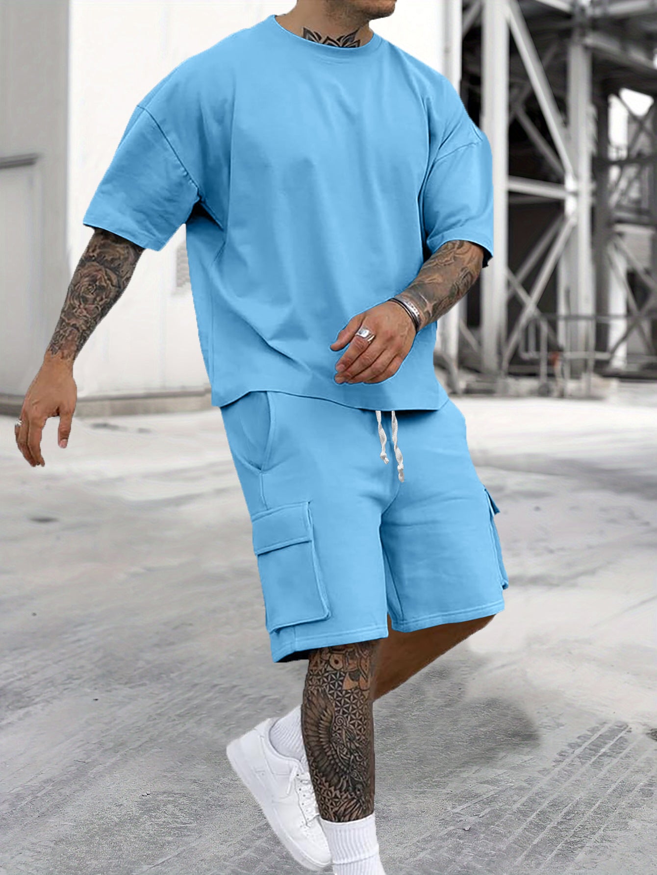 Ensemble de loisirs pour hommes avec t-shirt oversized et shorts cargos Chic und Stil