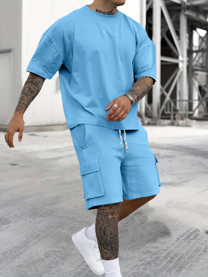 Ensemble de loisirs pour hommes avec t-shirt oversized et shorts cargos Chic und Stil
