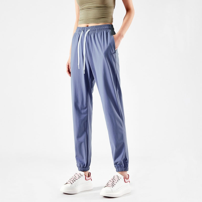Light sport pants for women with elastic waist and practical pockets Chic und Stil