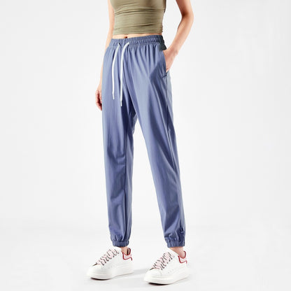 Light sport pants for women with elastic waist and practical pockets Chic und Stil
