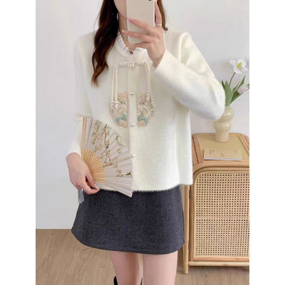 Pull à tricoter luxueux pour femmes avec détails de boutons décoratifs et volants Chic und Stil