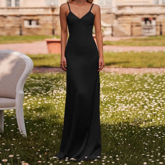 Robe longue élégante pour femme avec des bretelles spaghetti et une coupe flatteuse.