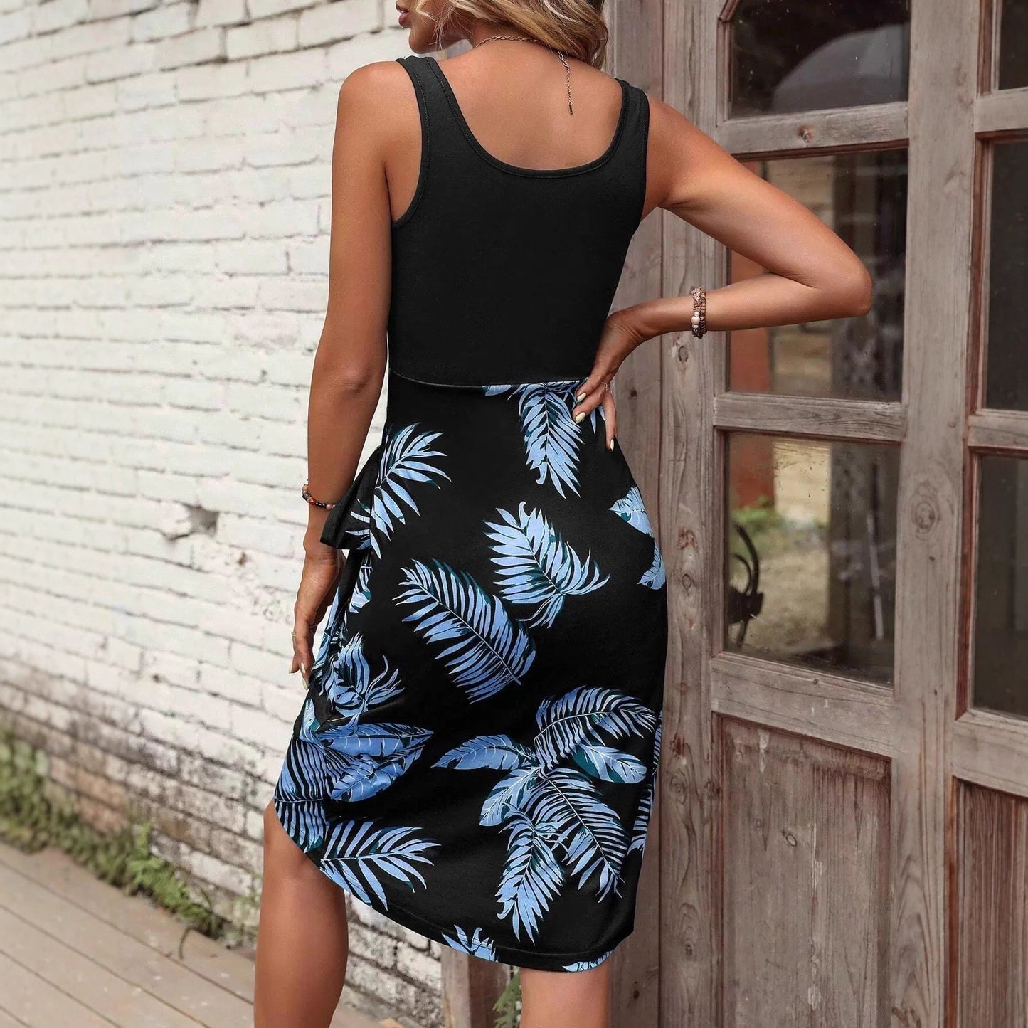 Robe portefeuille pour femmes avec motif floral et ourlet asymétrique Chic und Stil
