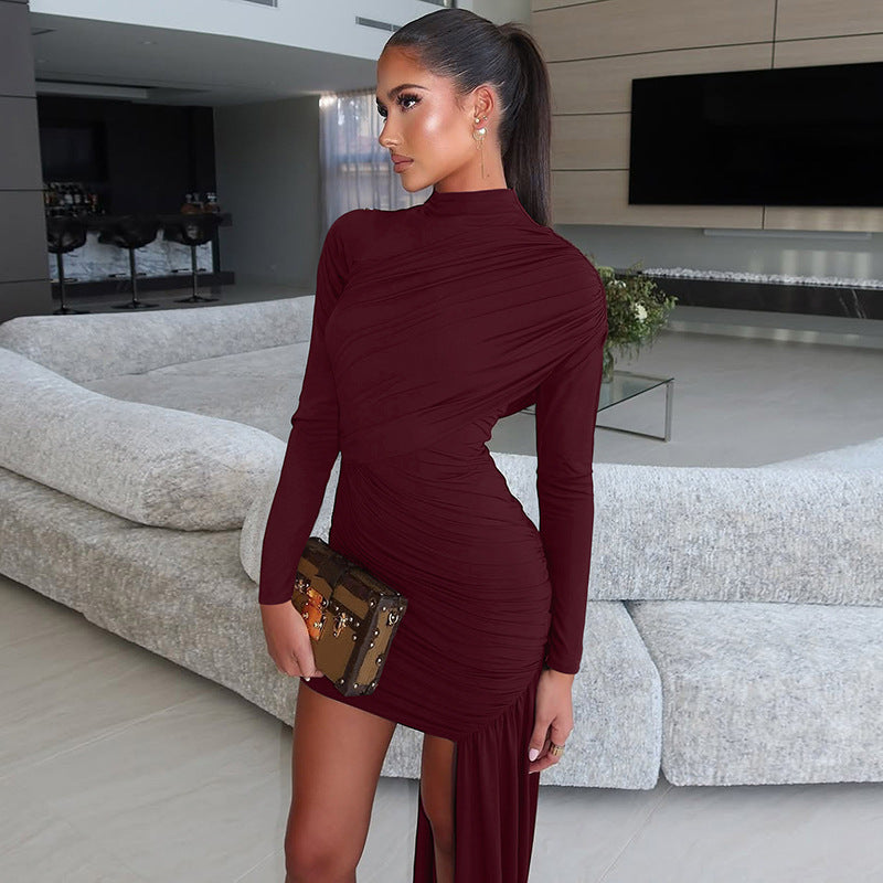Robe mini sculpturale pour femmes avec jupe asymétrique et élégant col montant Chic und Stil