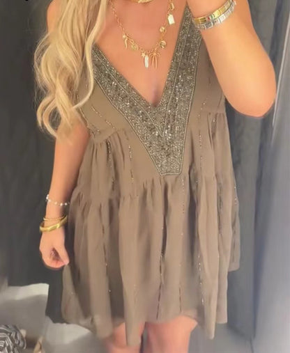Robe d'été pour femmes avec un élégant décolleté en V et des détails de volants raffinés Chic und Stil