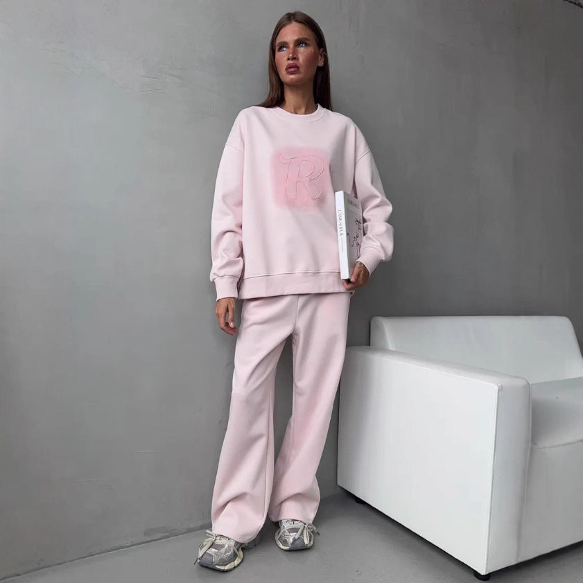 Casual outfit for women with oversized sweatshirt and comfortable pants Chic and Style