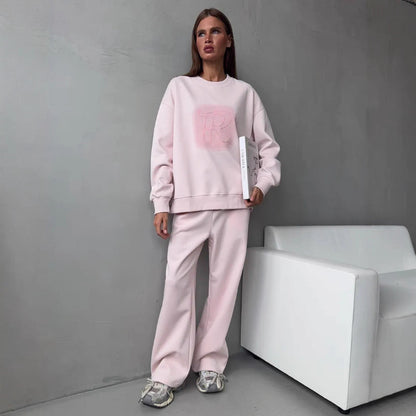 Casual outfit for women with oversized sweatshirt and comfortable pants Chic and Style