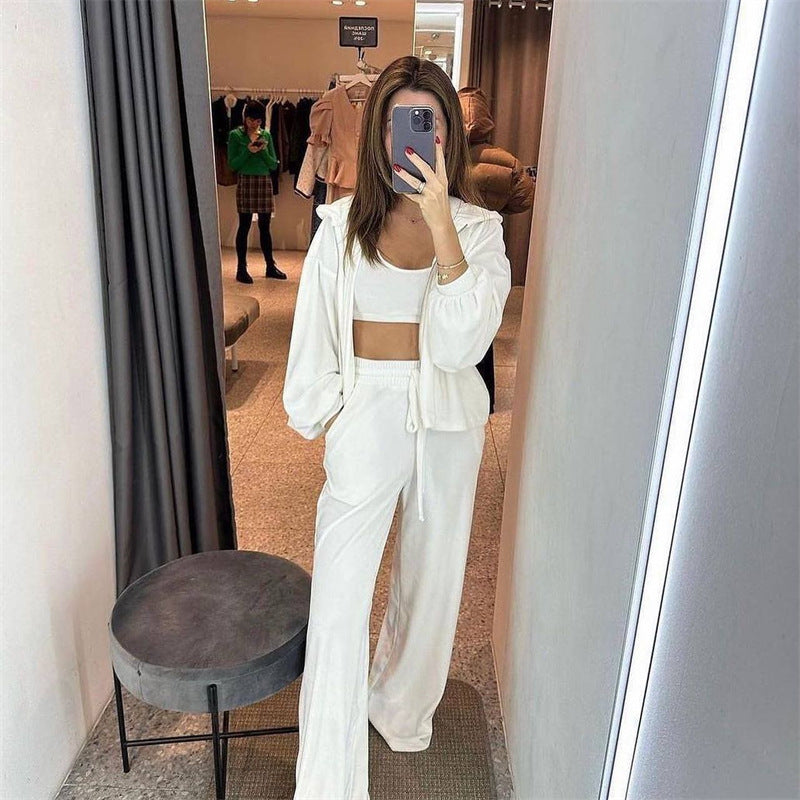 Two-piece women's sports outfit with a long hoodie and comfortable jogging pants Chic und Stil