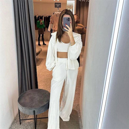 Two-piece women's sports outfit with a long hoodie and comfortable jogging pants Chic und Stil