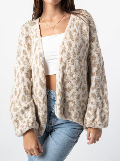Dames gros tricoté Cardigan avec un motif léopard élégant et des détails oversize confortables Chic und Stil