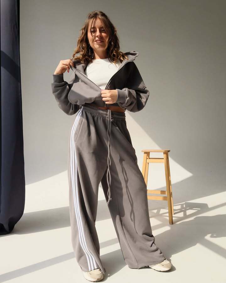 Trendy sports set for women with short tracksuit jacket and wide jogging pants Chic and Style