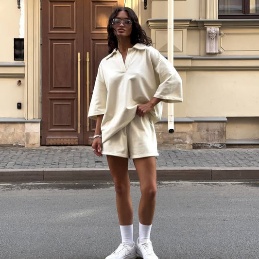 Chemise à polo oversize pour femmes avec col montant moderne Chic und Stil