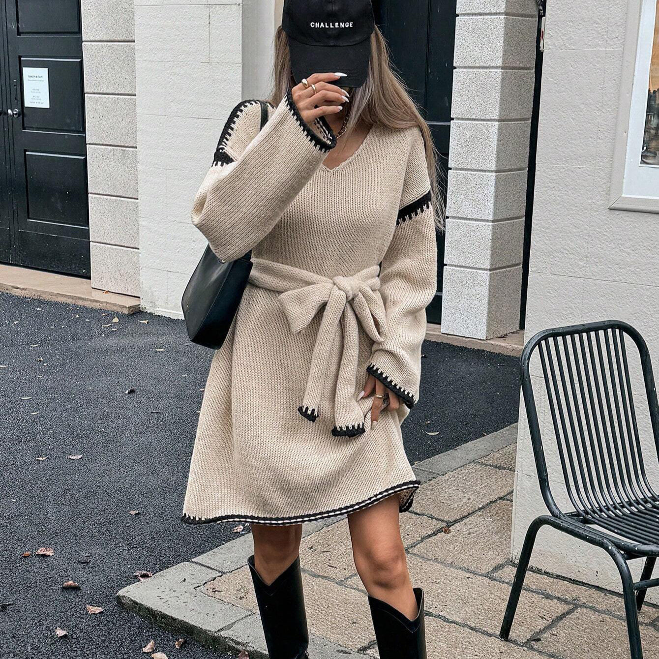 Robe tricotée pour femmes avec ceinture et détails contrastés Chic und Stil