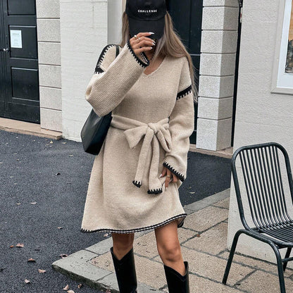 Robe tricotée pour femmes avec ceinture et détails contrastés Chic und Stil