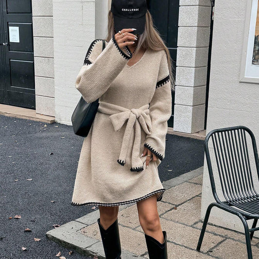 Robe tricotée pour femmes avec ceinture et détails contrastés Chic und Stil