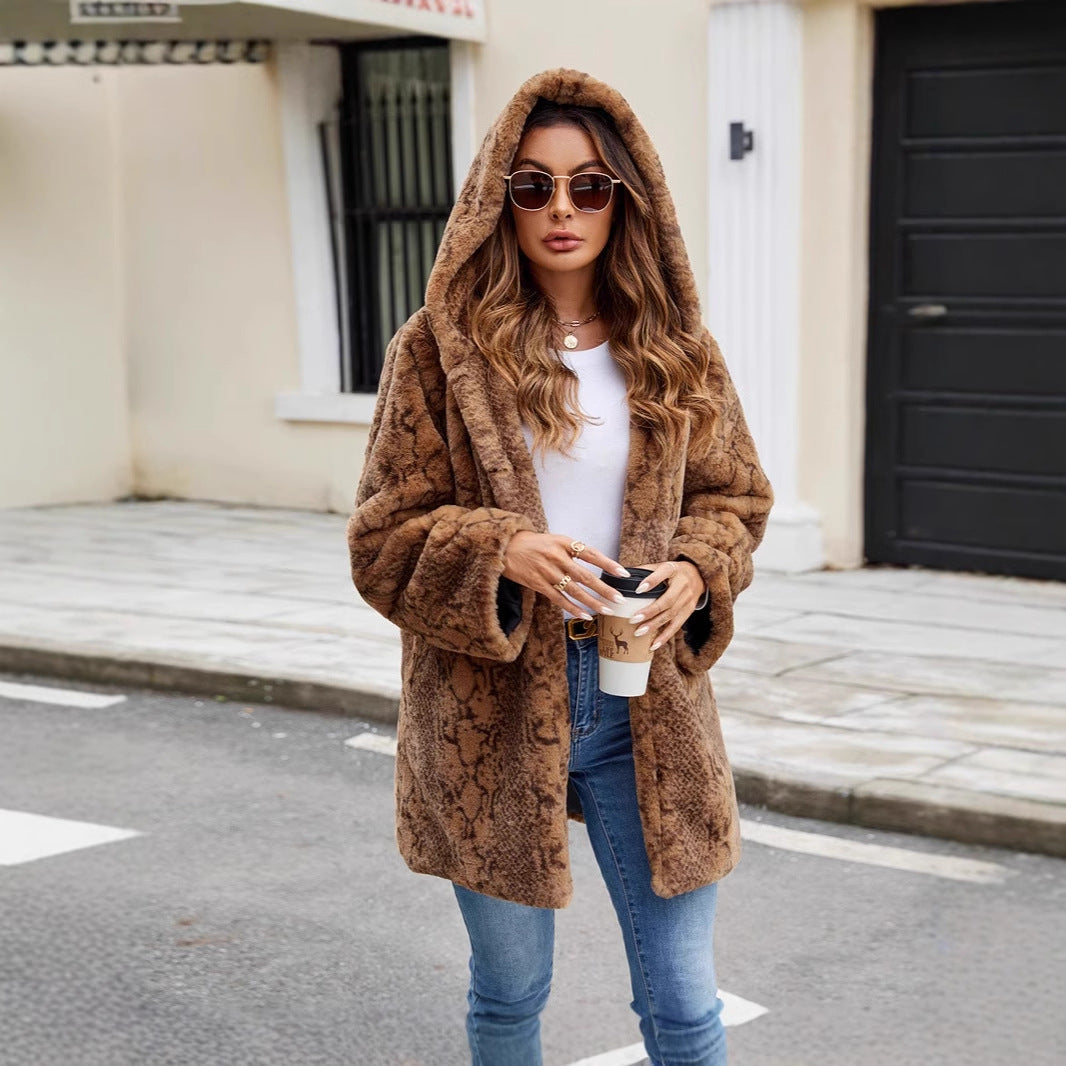 Dames Furry Parka avec capuche et coupe élégante Chic und Stil