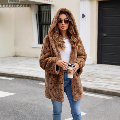 Dames Furry Parka avec capuche et coupe élégante Chic und Stil