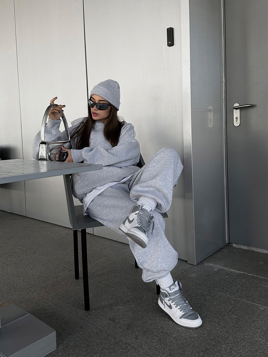 Urban loungewear set for women with a large hoodie and relaxed pants Chic and Style