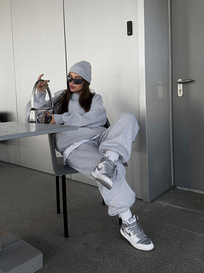 Urban loungewear set for women with a large hoodie and relaxed pants Chic and Style