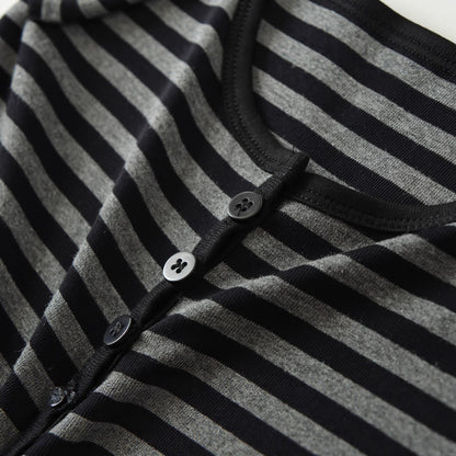 Chemise à manches longues pour femmes avec motif rayé à la mode et détails de boutons Chic und Stil