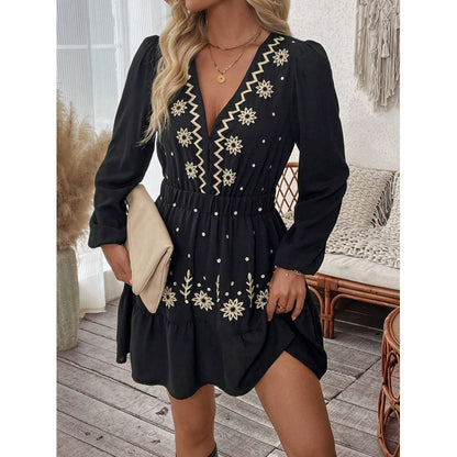 Robe mini pour femmes avec détail de broderie florale et ceinture à la taille Chic und Stil