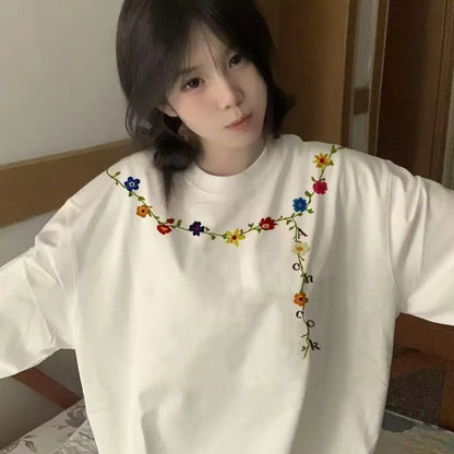 Sweat à capuche pour femmes avec design de broderie florale Chic & Stil