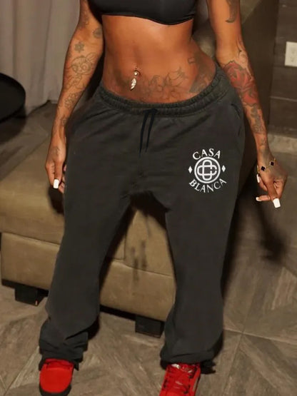 Elegant sports pants for women with decorative logo Chic und Stil