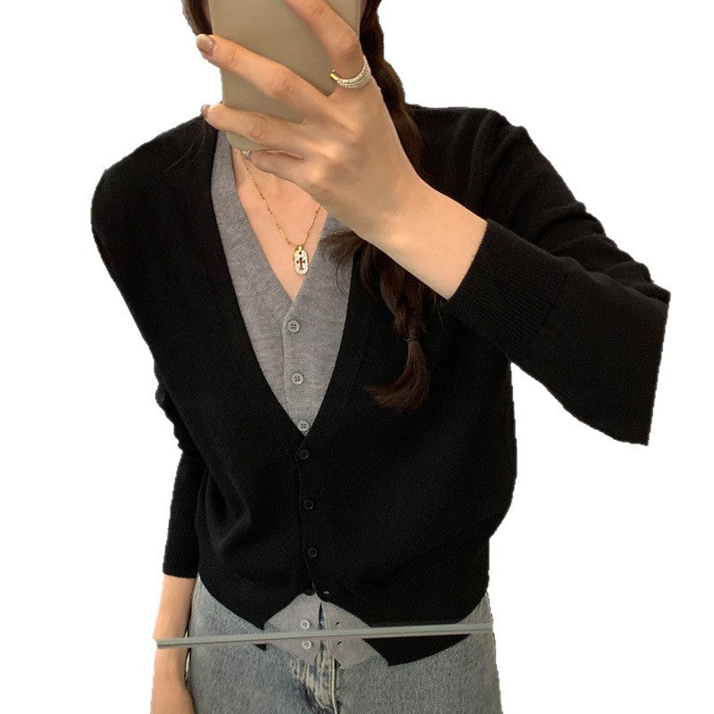 Cardigan féminin fin avec décolleté en V classique et élégants détails de boutons Chic und Stil