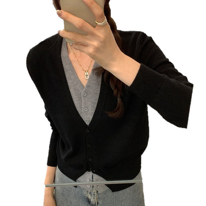 Cardigan féminin fin avec décolleté en V classique et élégants détails de boutons Chic und Stil