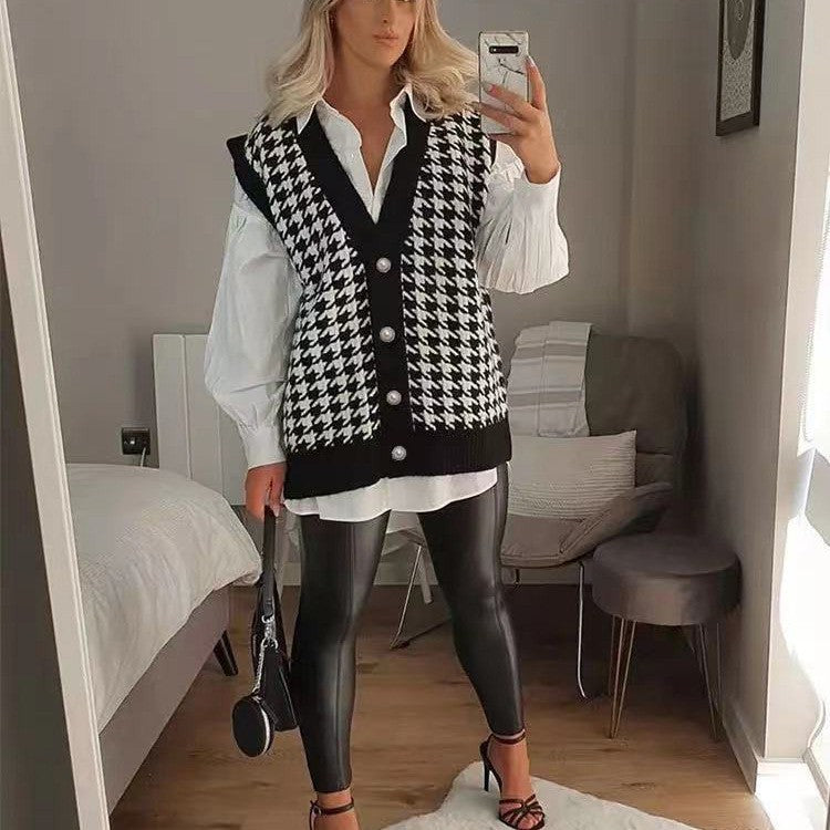 Dames gilet en tricot avec un élégant motif pied-de-poule et boutons en perles Chic und Stil