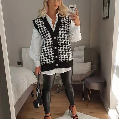 Dames gilet en tricot avec un élégant motif pied-de-poule et boutons en perles Chic und Stil