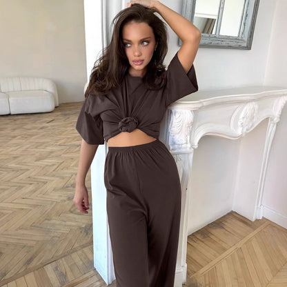 Urban lounge set for women with knotted top and wide pants Chic und Stil