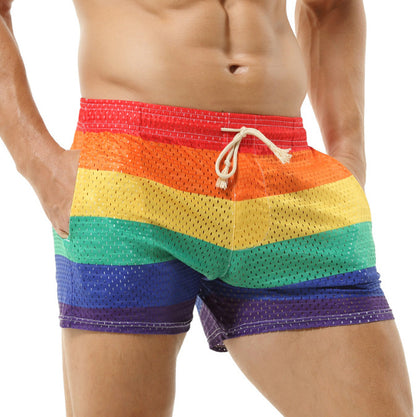 Shorts de bain pour hommes avec un matériau en maille respirant et un motif de rainbow coloré Chic und Stil