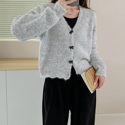 Dame cardigan avec décolleté en V et boutons décoratifs Chic und Stil