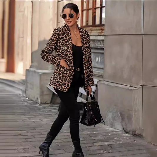 Blazer tendance pour femmes avec motif léopard et coupe cintrée Chic und Stil