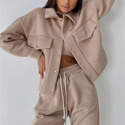 Women’s sports set consisting of an oversized jacket and comfortable jogging pants Chic und Stil