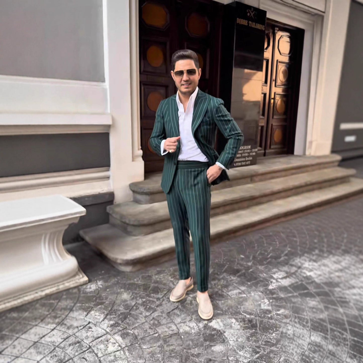 Costume élégant pour hommes avec double boutonnière et rayures à la mode Chic und Stil