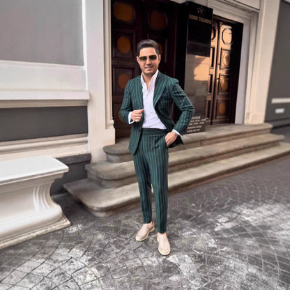Costume élégant pour hommes avec double boutonnière et rayures à la mode Chic und Stil