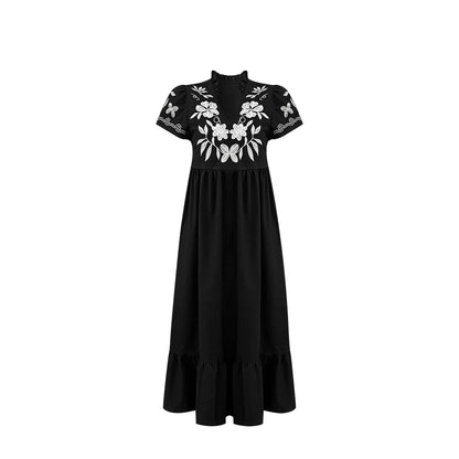 Robe maxi pour femmes avec design floral brodé et jupe volumineuse Chic und Stil