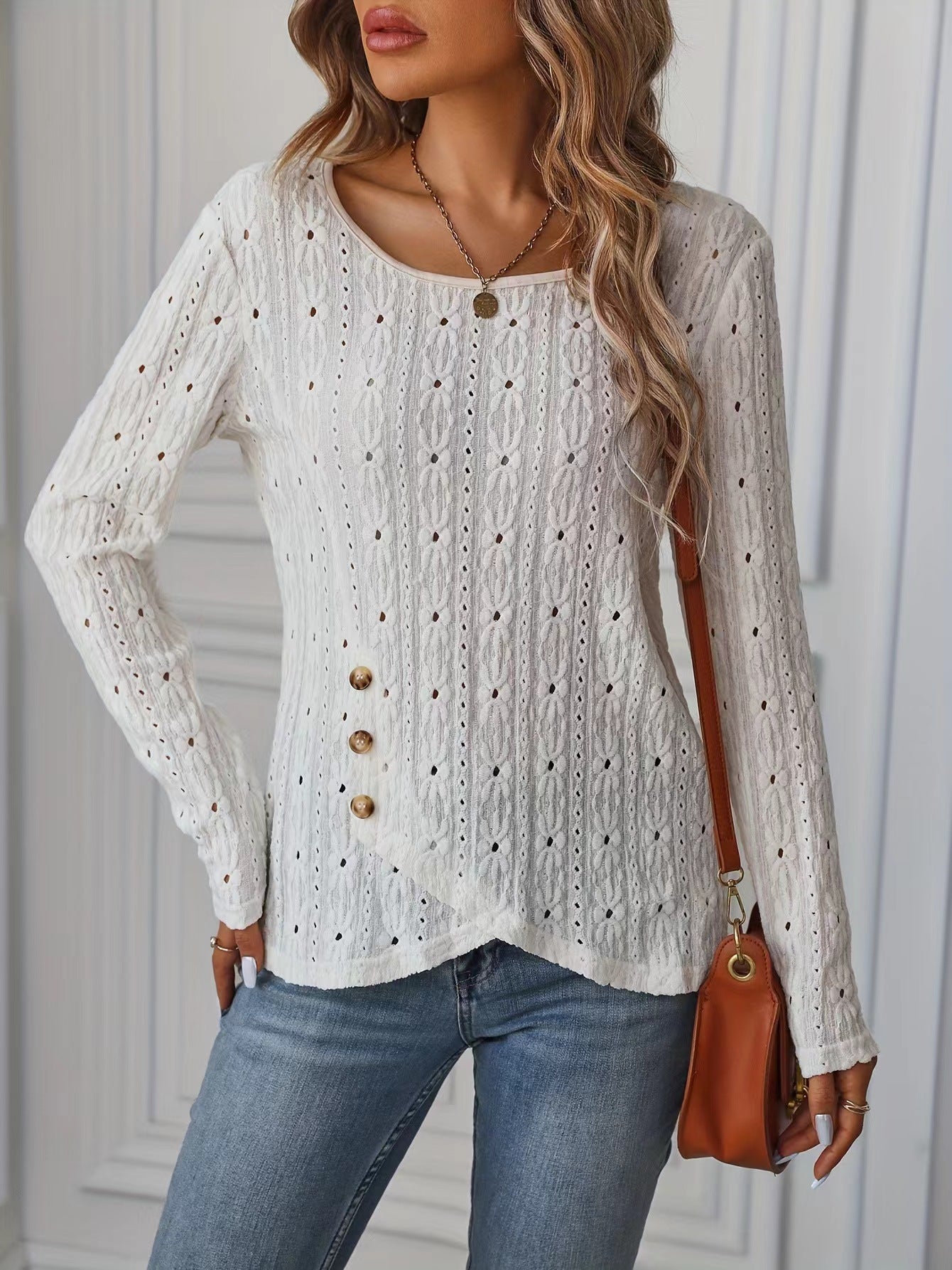 Chemise à manches longues pour femmes avec un motif au crochet raffiné et des détails de bouton Chic und Stil
