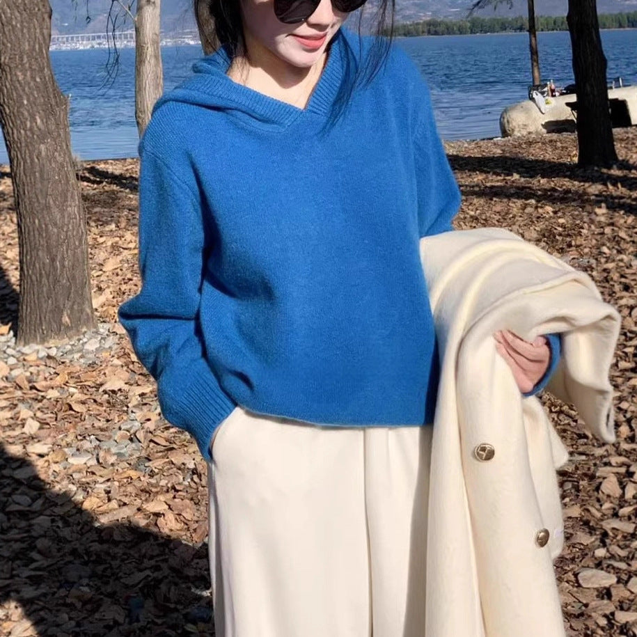 Knitted pullover for women with V-neck and hood Chic and Style