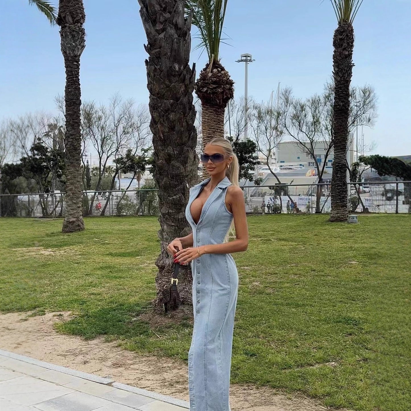 Robe maxi en jean pour femmes avec patte de boutonnage et col haut Chic und Stil