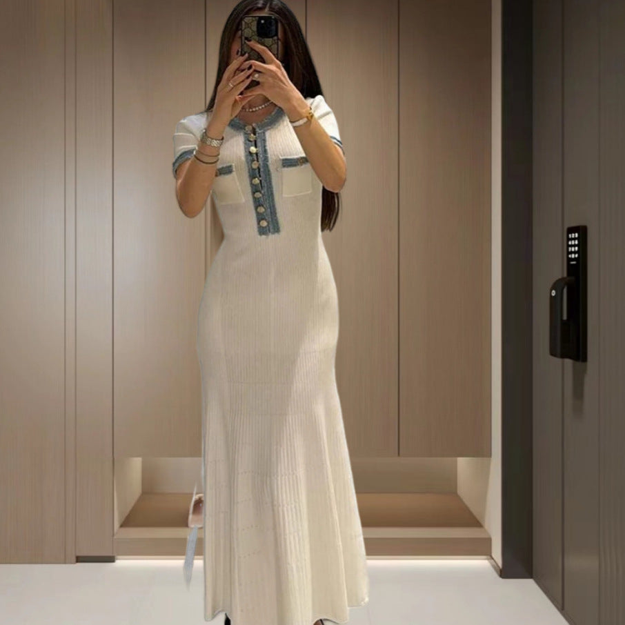 Robe maxi élégante pour femme, ajustée avec des détails modernes à boutons et une fente latérale Chic und Stil