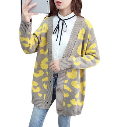 Dames gros tricot cardigan avec un motif léopard frappant et de grands détails de boutons Chic und Stil