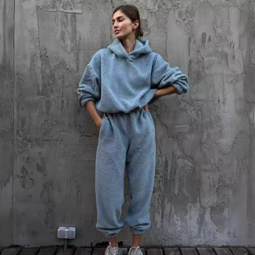 Dames ensemble en polaire doux avec capuche et taille élastique Chic und Stil