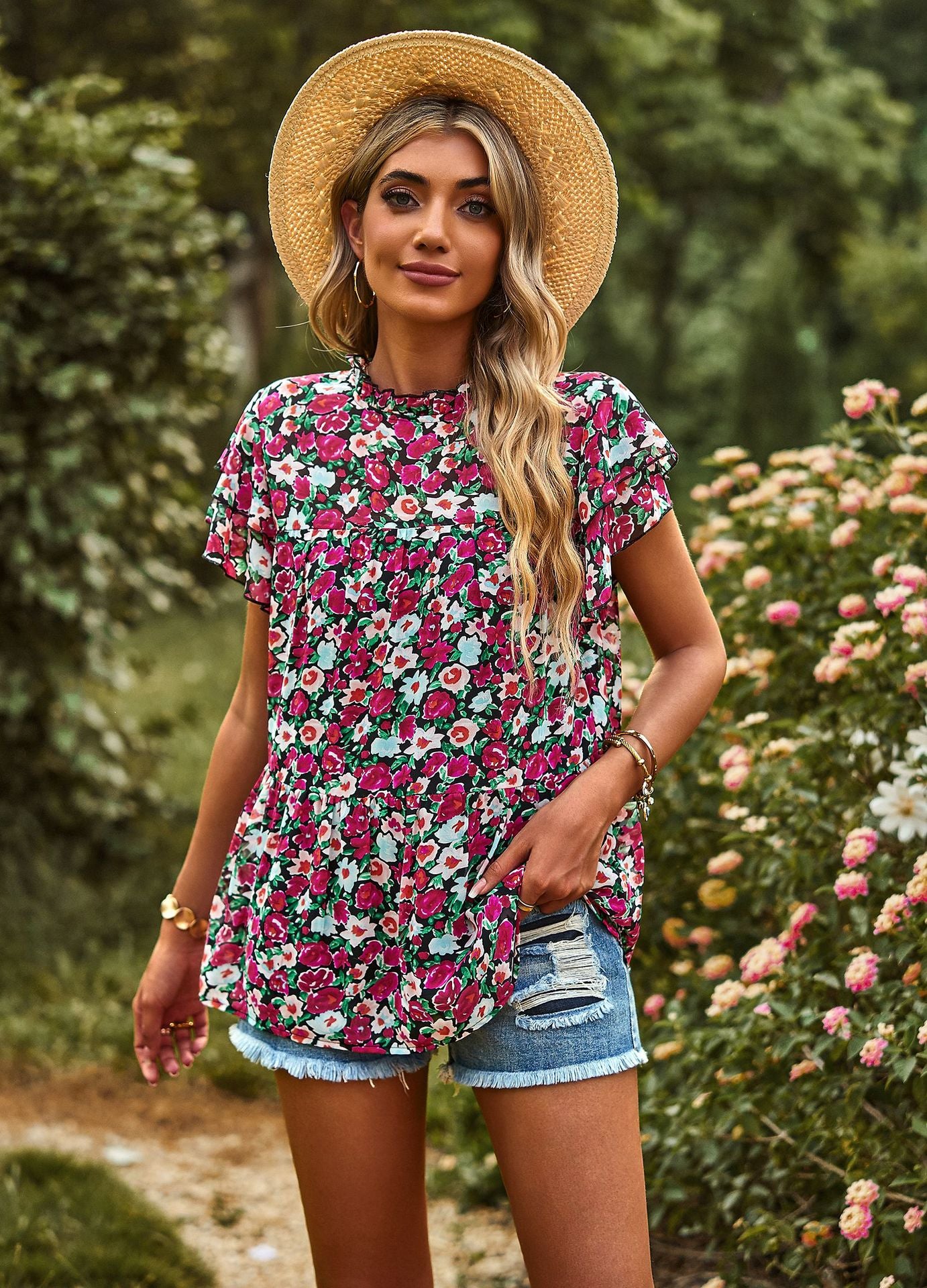 Dynamic feminine blouse with ruffle details and floral design Chic und Stil