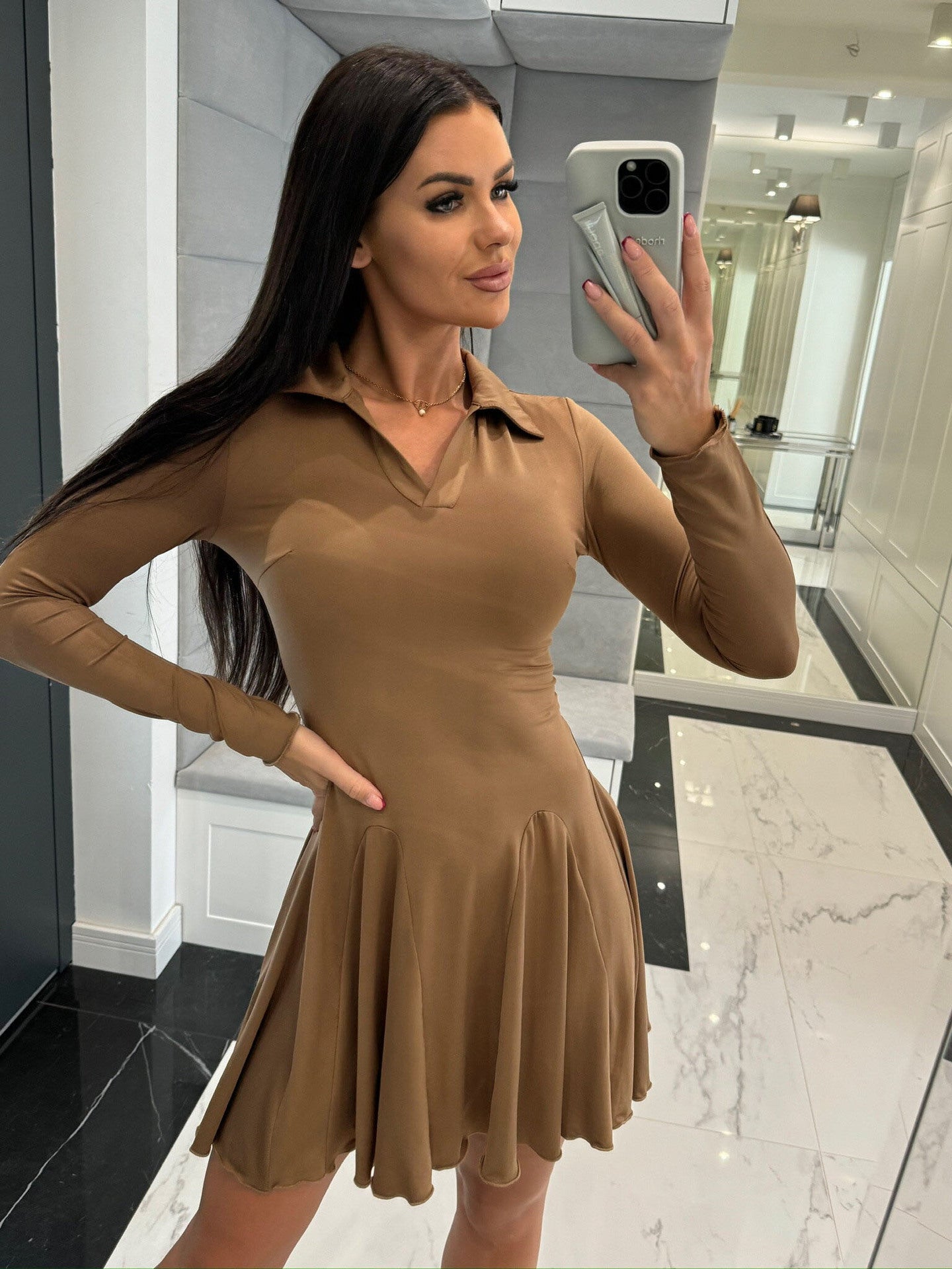 Robe de sport pour femmes avec col polo et jupe évasée Chic und Stil