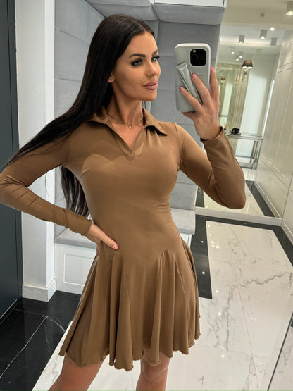 Robe de sport pour femmes avec col polo et jupe évasée Chic und Stil
